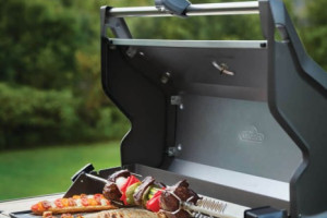 RECEPT: Domáci GYROS na otočnom ražni na grile Napoleon RECEPT: Domáci GYROS na otočnom ražni na grile Napoleon