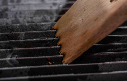 BROIL KING 65335 Dreven� �krabka na �istenie grilu (2)