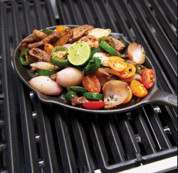 BROIL KING 69470 Panvicka na fajitas s dostickou 1